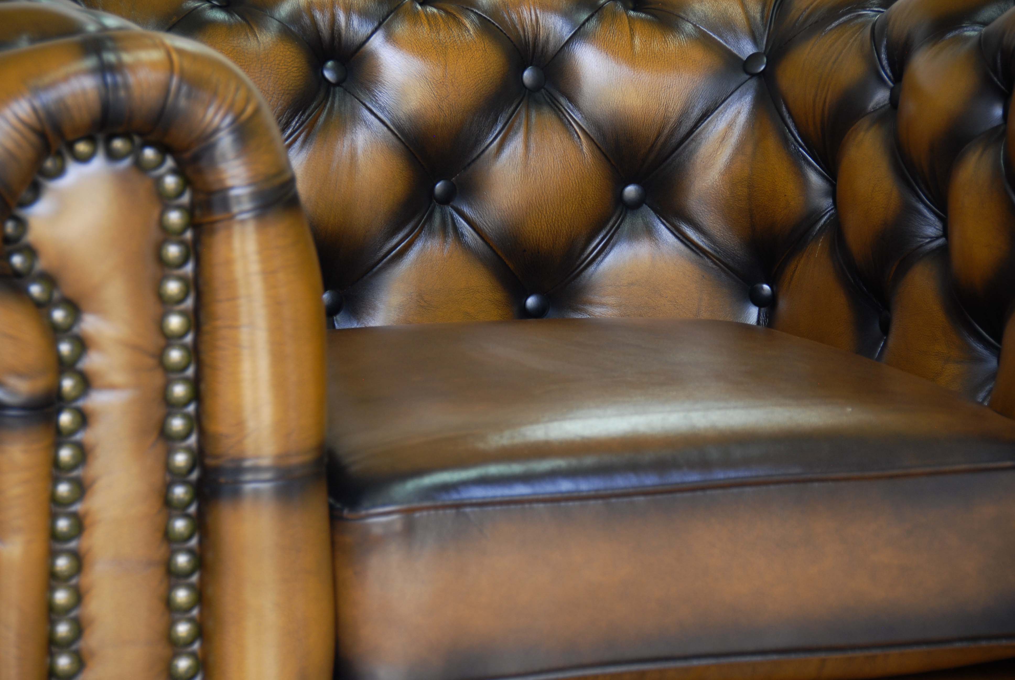 Love Seat de de Piel Genuina 100%, Mod. Chesterfield Deslavado