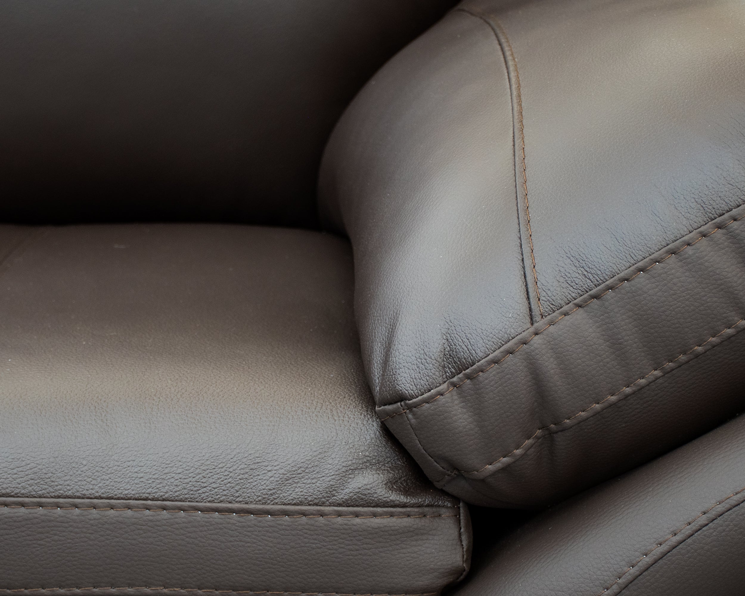 Sala de Piel Genuina Sofá y Love Seat, Mod. Genova, dos piezas, 5 plazas
